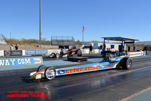 (near lane) Terri Brewster - 'Retro Rocket' vs 
(far lane) Steve Faller - 'Bad Moon Rising'